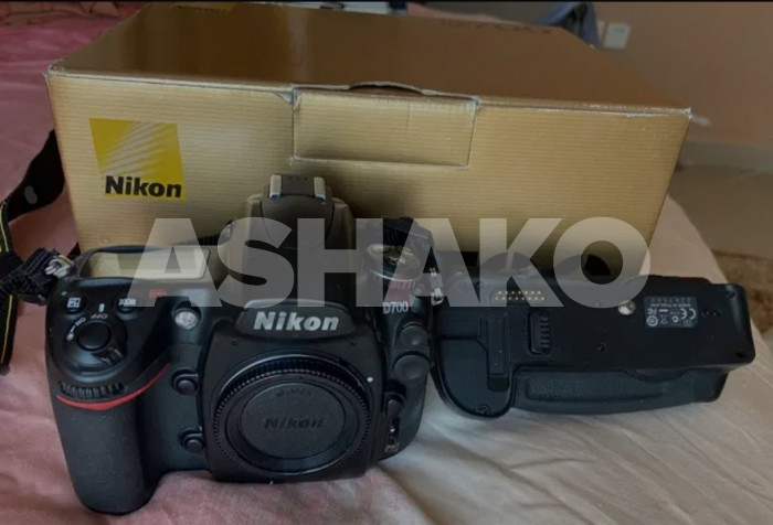 Nikon D700 plus vertical grip like new